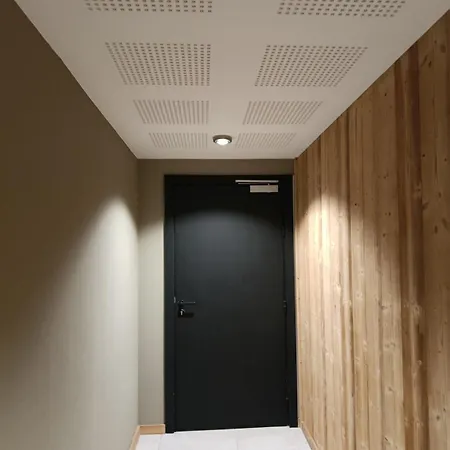 New Apt, 100m From Lift Lägenhet